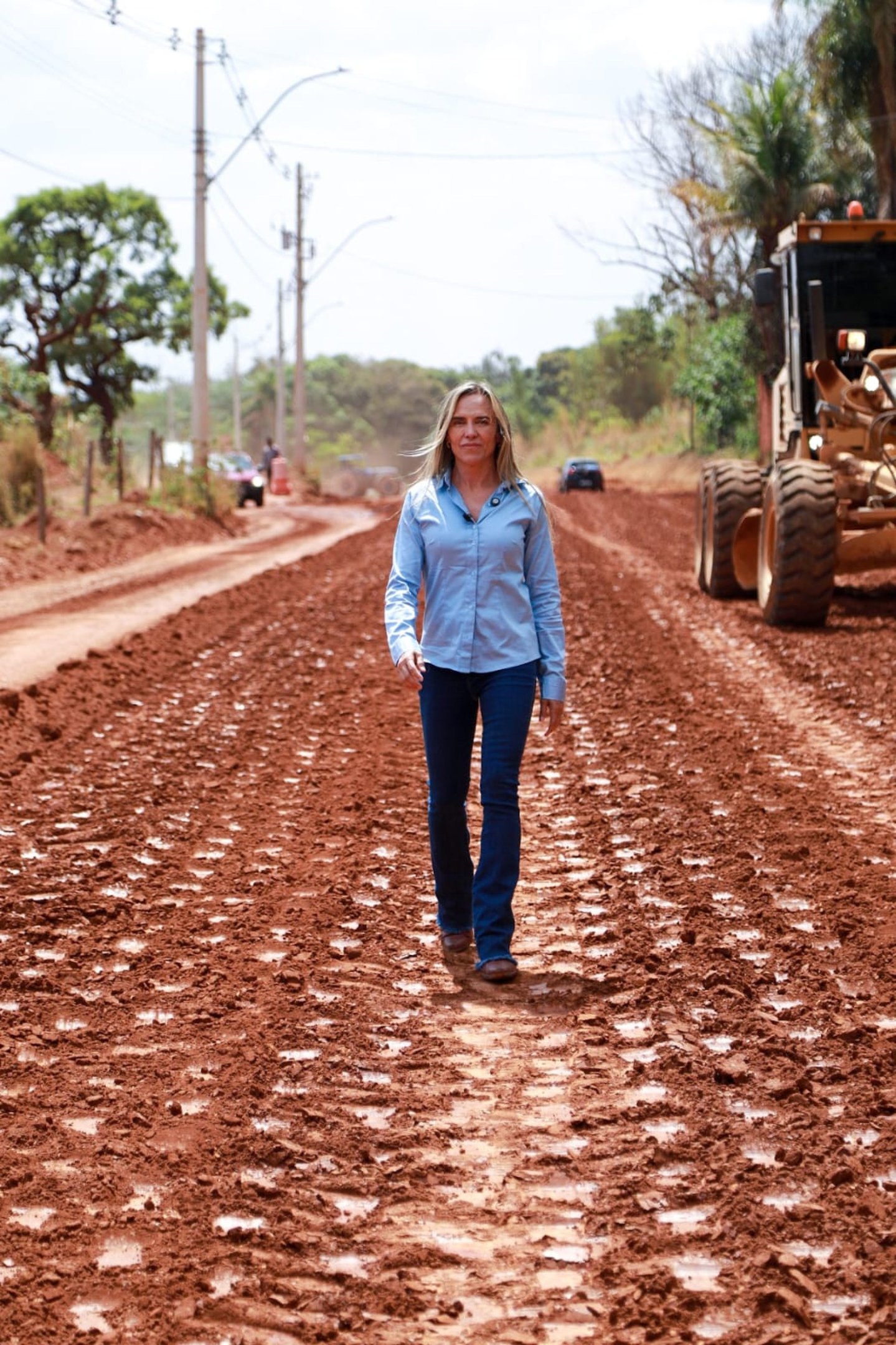 Celina visita obra no Gama e anuncia teste de faixa reversa na BR-040