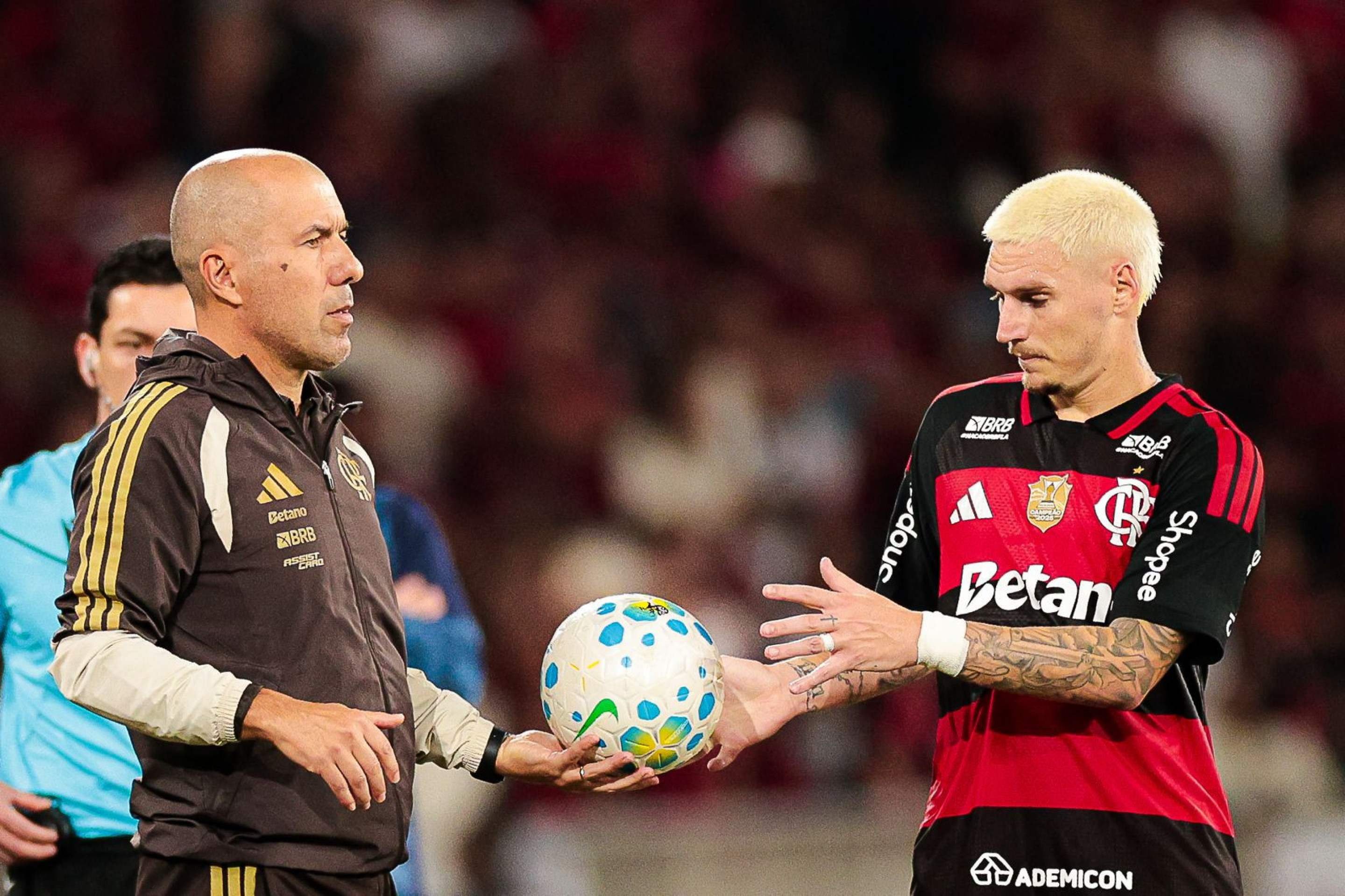 Líder, Flamengo 'convence' Jardim a adotar estilo de posse de bola