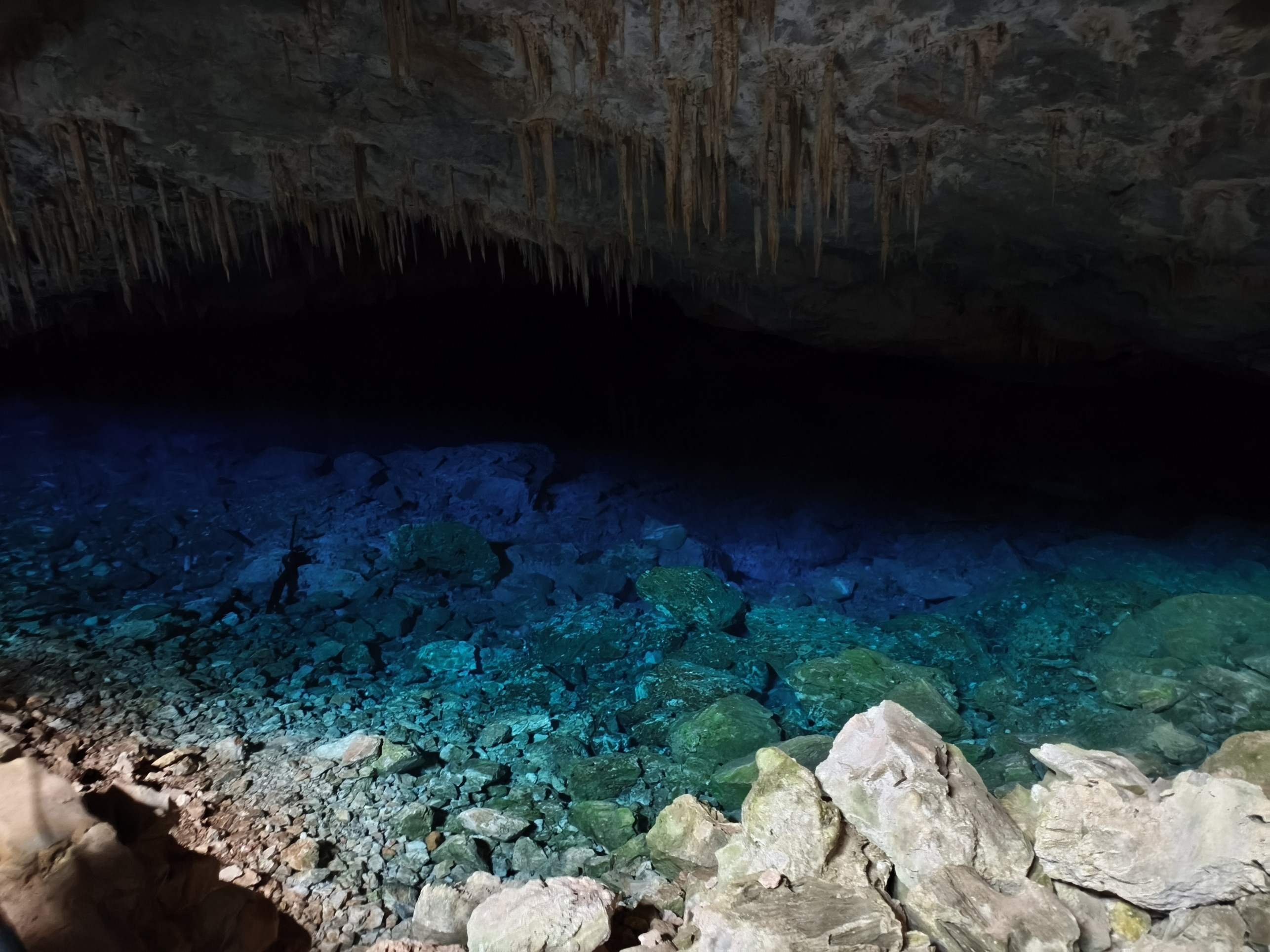 Gruta do Lago Azul, no Mato Grosso do Sul: ilus&atilde;o de &oacute;tica por conta do calc&aacute;rio encanta com &aacute;guas azuis   