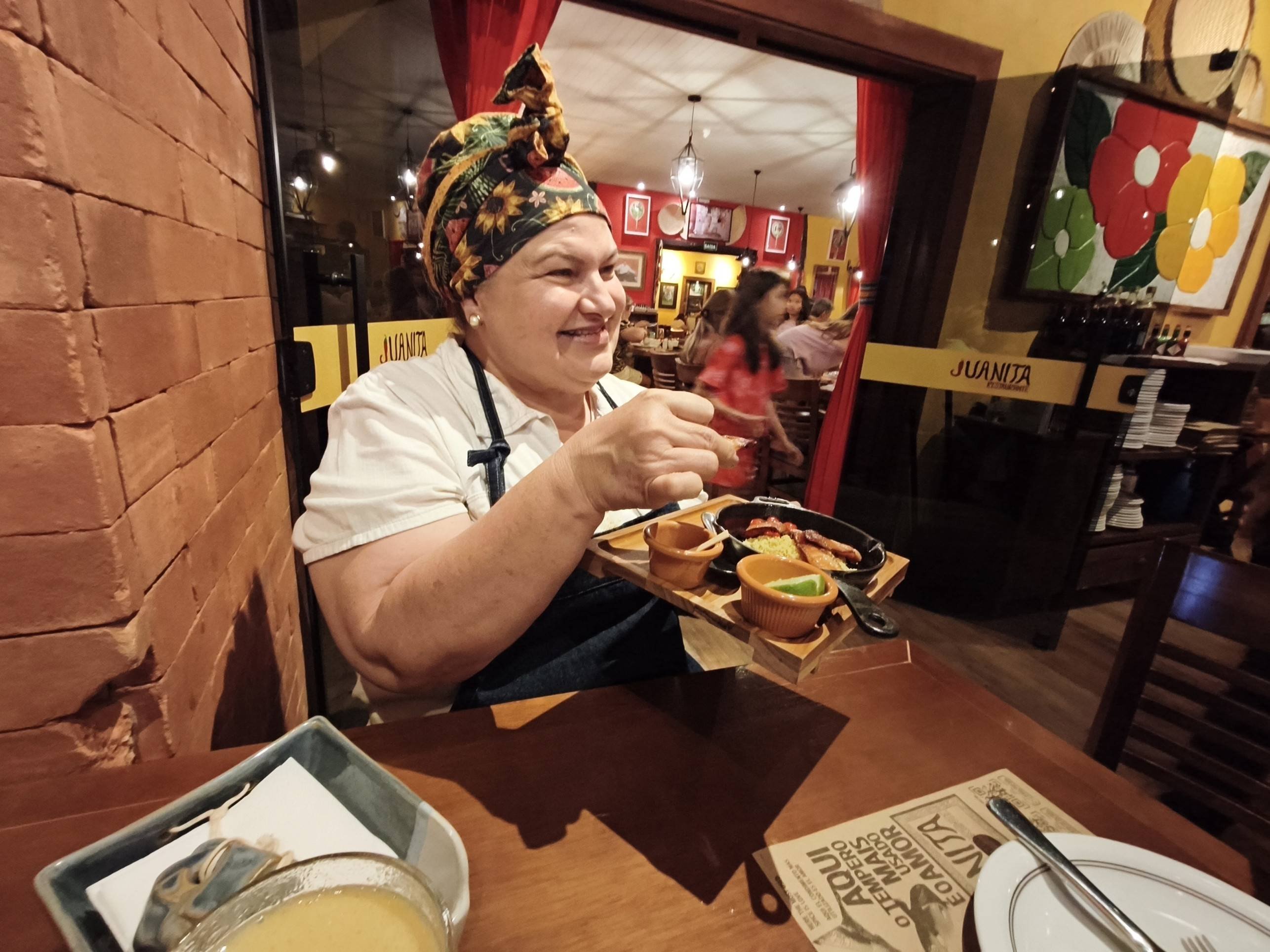 Juanita, chef do restaurante hom&ocirc;nimo: alegria para atrair clientes a pratos ex&oacute;ticos  