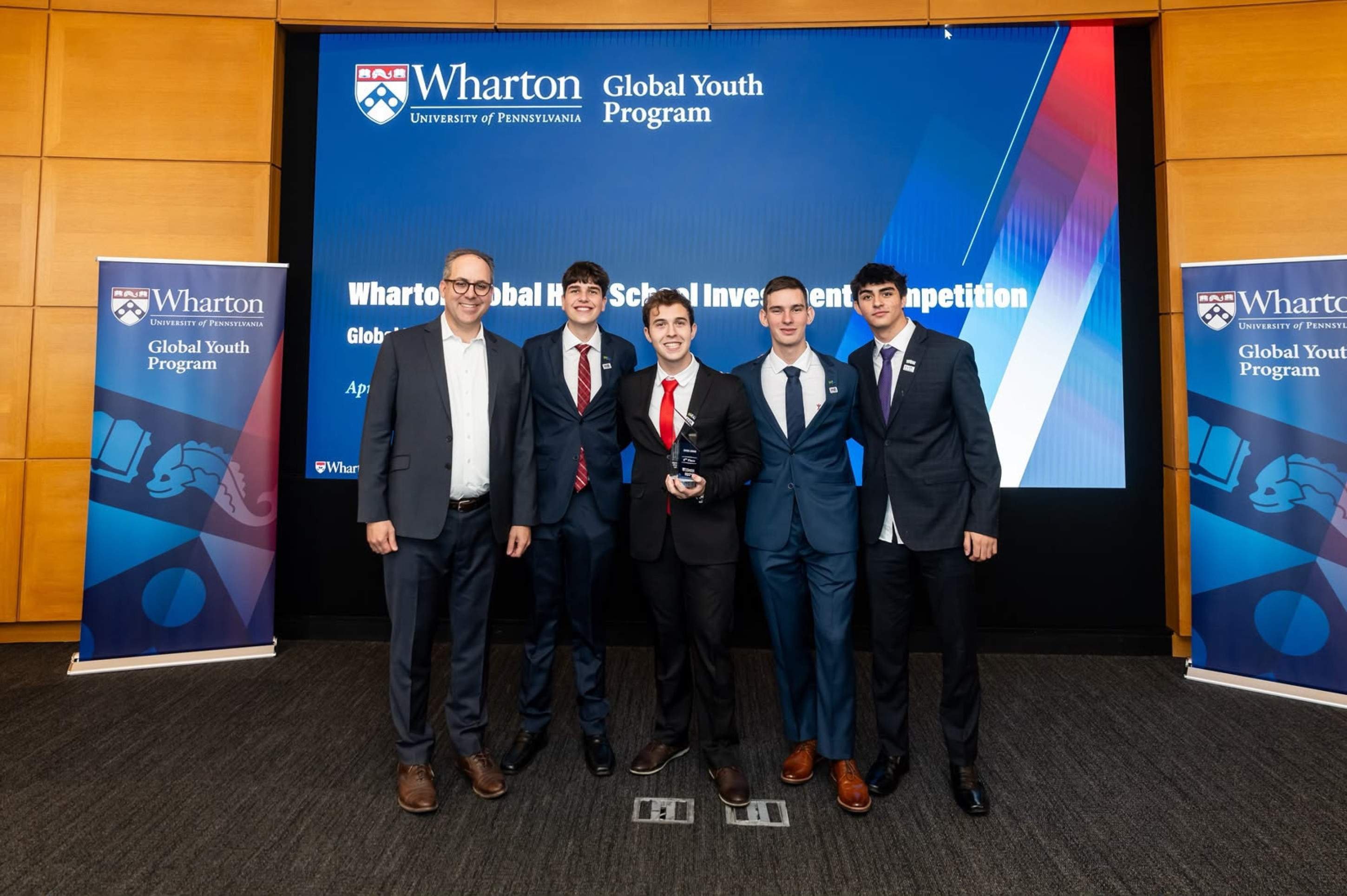 Adriano Bonfim, Gustavo Huss, Luiz Braun e Natan Torres recebendo o pr&ecirc;mio da Wharton Global High School Investment Competition