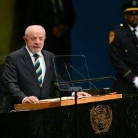 Em seu discurso, Lula criticou o que classificou como interferência externa e defendeu a soberania brasileira e o sistema eleitoral -  (crédito: ANGELA WEISS / AFP)