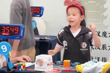 Jovem chinesa superou a marca duas vezes no mesmo mês em torneios oficiais da World Cube Association - (crédito: Reprodução) Jovem chinesa superou a marca duas vezes no mesmo mês em torneios oficiais da World Cube Association - (crédito: Reprodução)