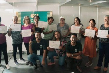 Idosos com o certificado de conclusão da oficina de audiovisual ofertado pelo Cine Viva 60+ - (crédito: Divulgação) Idosos com o certificado de conclusão da oficina de audiovisual ofertado pelo Cine Viva 60+ - (crédito: Divulgação)
