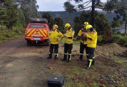 Equipes do Corpo de Bombeiros Militar de Santa Catarina participaram das buscas pela aeronave desaparecida na Serra Catarinense. -  (crédito: CBMSC)