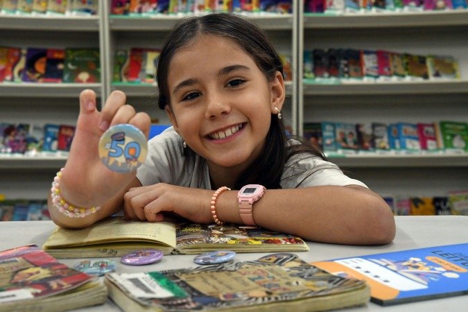 Carolina Fernandes está no 4º ano  e participa de várias atividades de leitura na escola -  (crédito: Marcelo Ferreira/CB/D.A Press)