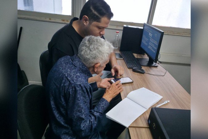 Para participar, o idoso deve comparecer ao local no dia e horário programados e levando o próprio dispositivo eletrônico - (crédito: Foto: Divulgação/UDF) Para participar, o idoso deve comparecer ao local no dia e horário programados e levando o próprio dispositivo eletrônico - (crédito: Foto: Divulgação/UDF)