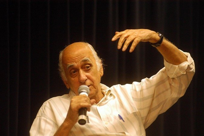 01/08/2006. Crédito: Paulo de Araújo/CB/D.A Press. Brasil. Brasília - DF. Escritor e jornalista Zuenir Ventura, no Centro Cultural Banco do Brasil.