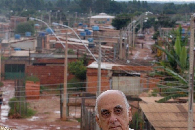  15/04/2004. Crédito: Zuleika de Souza/CB/D.A Press. Brasil. Brasília - DF. Escritor e jornalista Zuenir Ventura durante visita à cidade Estrutural.