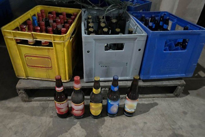 Distribuidora vendia cervejas adulteradas, trocando o rótulo para vender no mesmo valor que bebidas mais caras - (crédito: PCDF/Divulgação) Distribuidora vendia cervejas adulteradas, trocando o rótulo para vender no mesmo valor que bebidas mais caras - (crédito: PCDF/Divulgação)