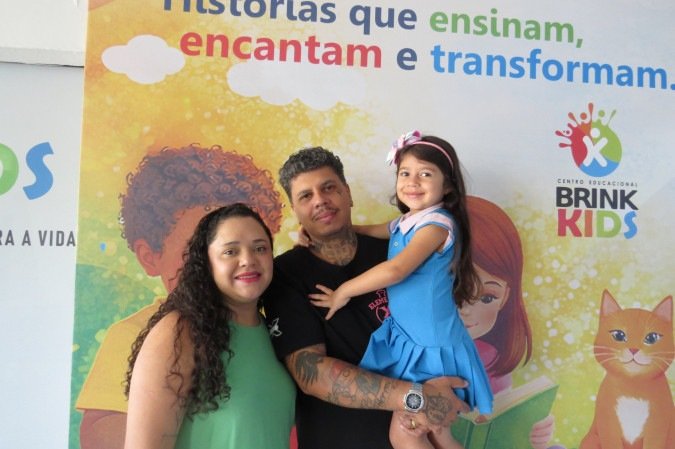 Daniele e Thiago, pais de Esther, alegram-se ao ver o entusiasmo da filha no Dia da Fruta -  (crédito: Ana Miletti/CB/D.A Press)