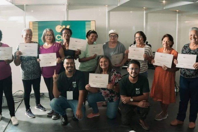 Idosos com o certificado de conclusão da oficina de audiovisual ofertado pelo Cine Viva 60+ - (crédito: Divulgação) Idosos com o certificado de conclusão da oficina de audiovisual ofertado pelo Cine Viva 60+ - (crédito: Divulgação)