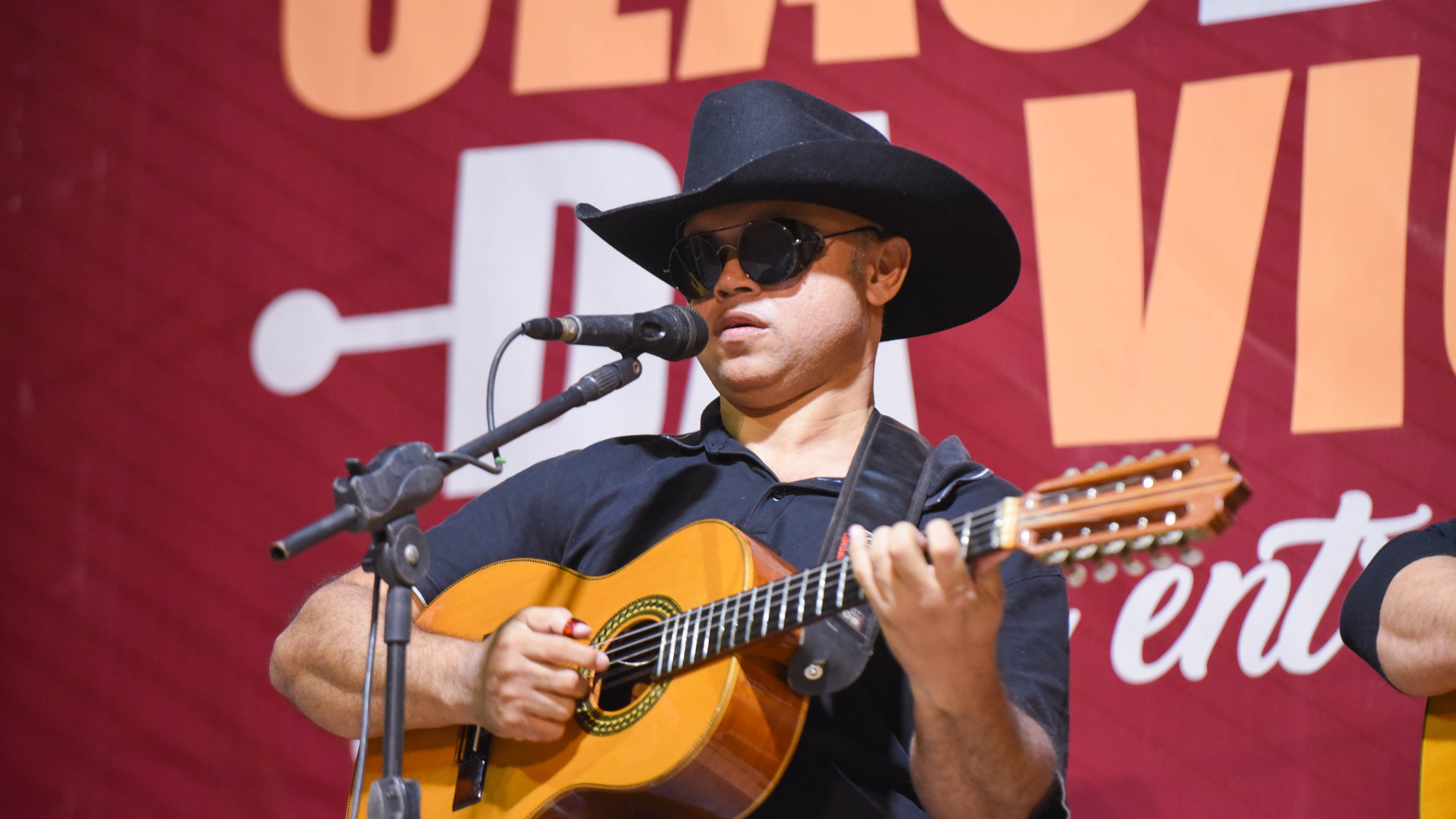 Claudinho da Viola se apresenta no projeto "Serenata entre Amigos", valorizando a viola caipira e a música de raiz - (crédito: Divulgação) Claudinho da Viola se apresenta no projeto "Serenata entre Amigos", valorizando a viola caipira e a música de raiz - (crédito: Divulgação)