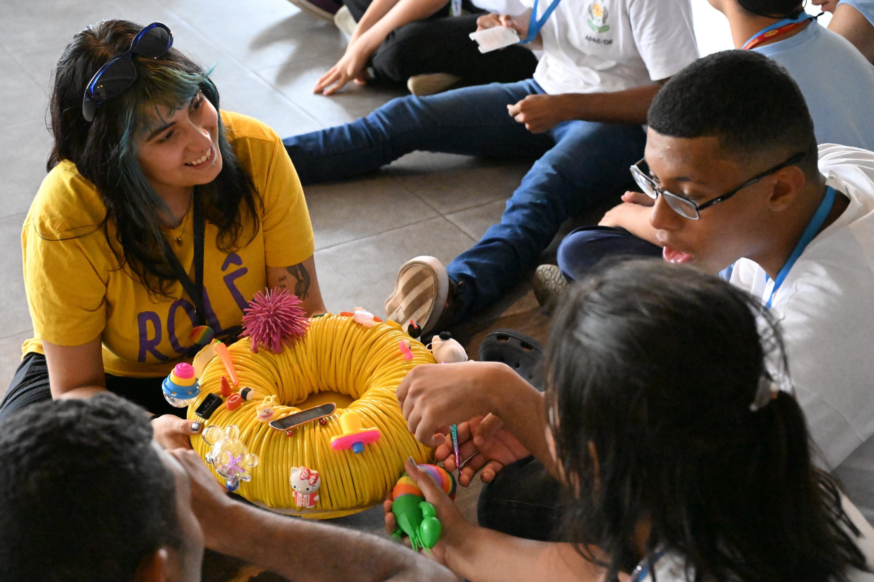 Mediadora do CCBB conversa com visitantes durante programa&ccedil;&atilde;o educativa