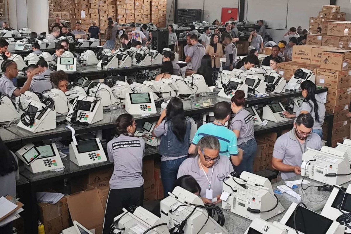 TRE-DF inicia lacração de urnas eletrônicas para as Eleições 2026