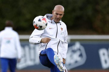  O técnico Zinedine Zindane emfremta a Turquia, a Bélgica duas vezes e a Itália em jogos oficiais da Nations League -  (crédito: Franck Fife/AFP)
