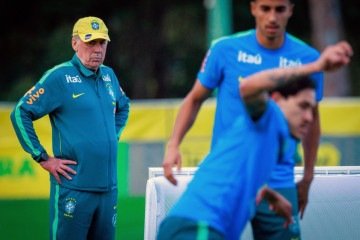 O técnico Carlo Ancelotti realizou em Brisbane o primeiro trabalho no campo com todos os jogadores convocados -  (crédito: Patrick Hamilton/AFP)