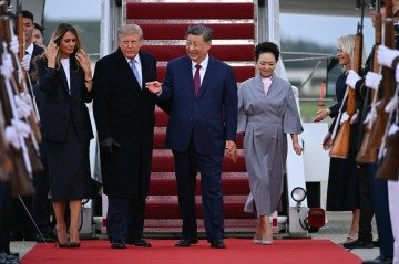 Trump e Xi com as primeiras-damas, ao pé do avião oficial chinês, na base aérea de Andrews: recepção de gala e agenda movimentada na capital dos EUA -  (crédito: Brendan Smialowski/AFP)