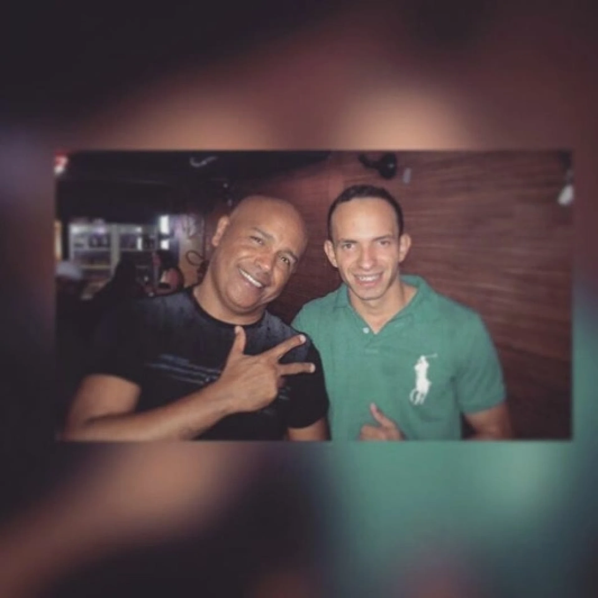 Rick ao lado do primo Mykaell Pereira; rela&ccedil;&atilde;o era marcada por m&uacute;sica, brincadeiras e carinho