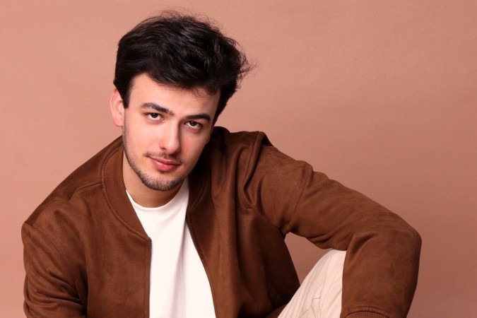 O ator Thiago Voltolini vai da tensão à leveza entre o cinema e o teatro