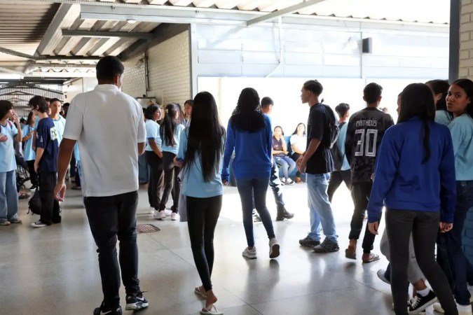 Pé-de-Meia paga R$ 200 a quem fizer o Enem, mas dinheiro só cai em 2027
