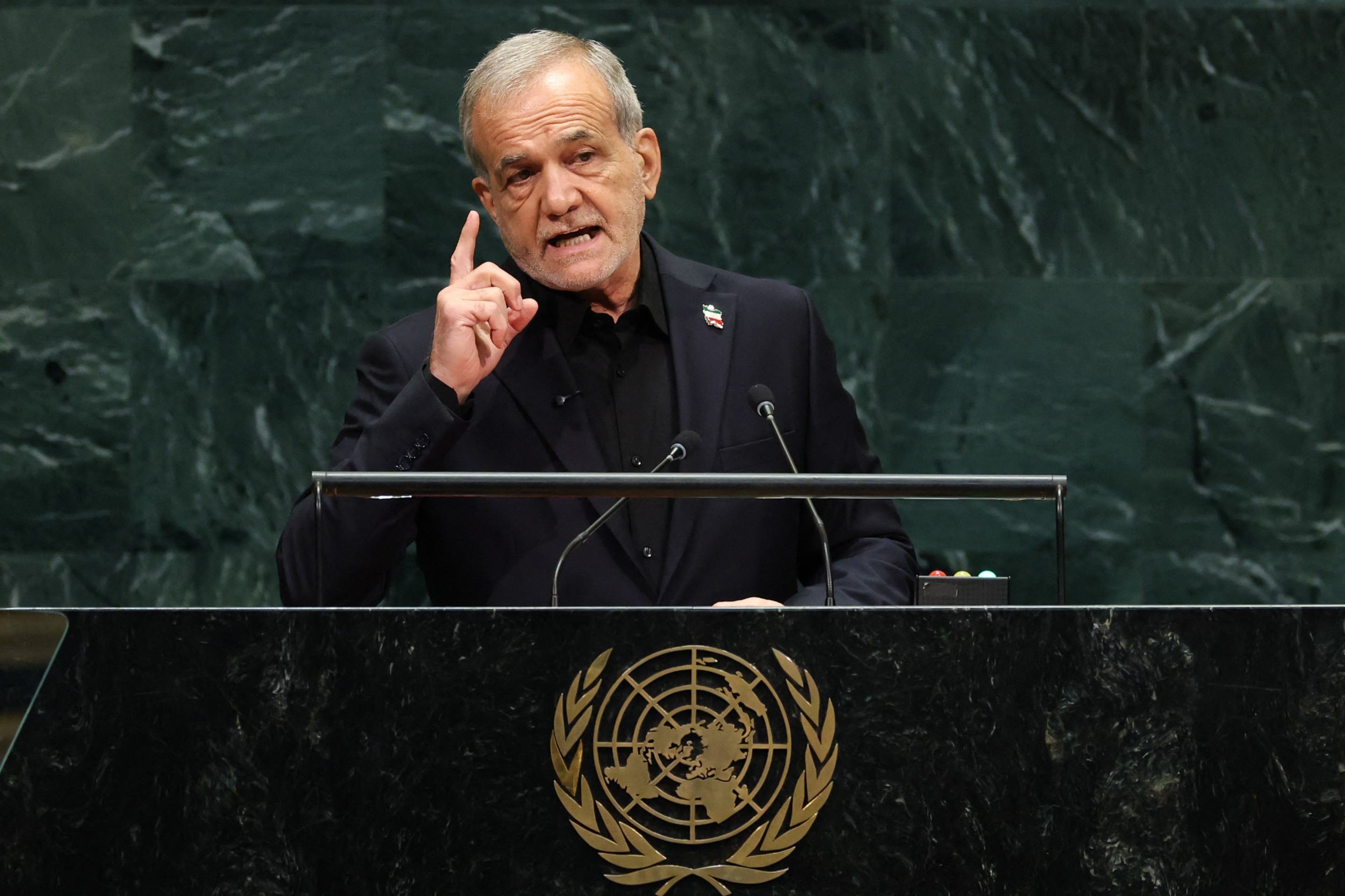 Trump deve saber que o Irã nunca se 'ajoelhará', diz presidente iraniano