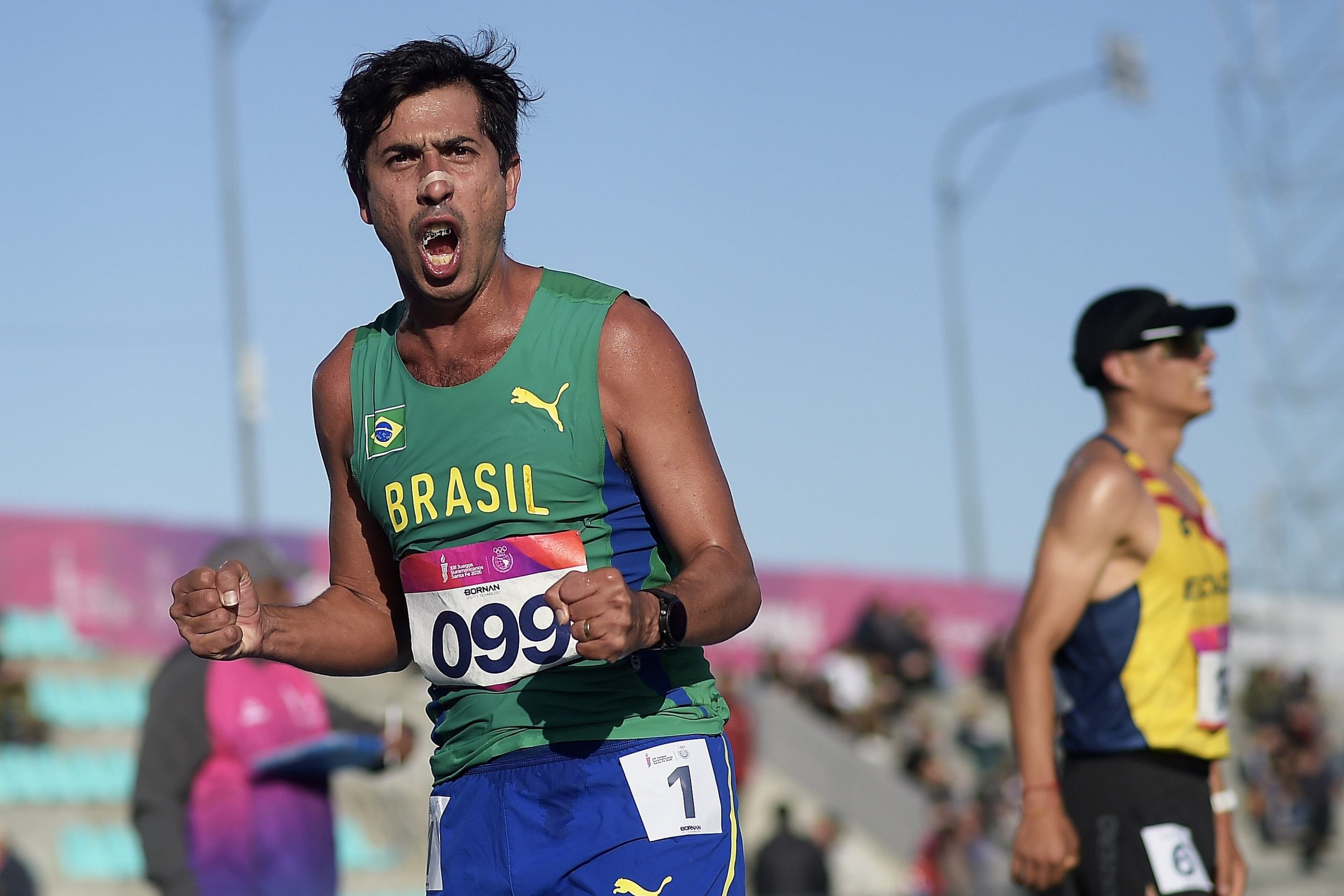A emoção de Caio Bonfim ao cruzar a linha de chegada em Santa Fé 2026.09.23 â?? Jogos Sul-Americanos Santa Fé 2026 - Atletismo - Marcha Atletica Masculino - Final - Local: Atletismo CARD - Na Foto: Caio Bonfim medalha de ouro - Foto: Alexandre Loureiro/COB. IG:alexandreloureiroimagens Copyright