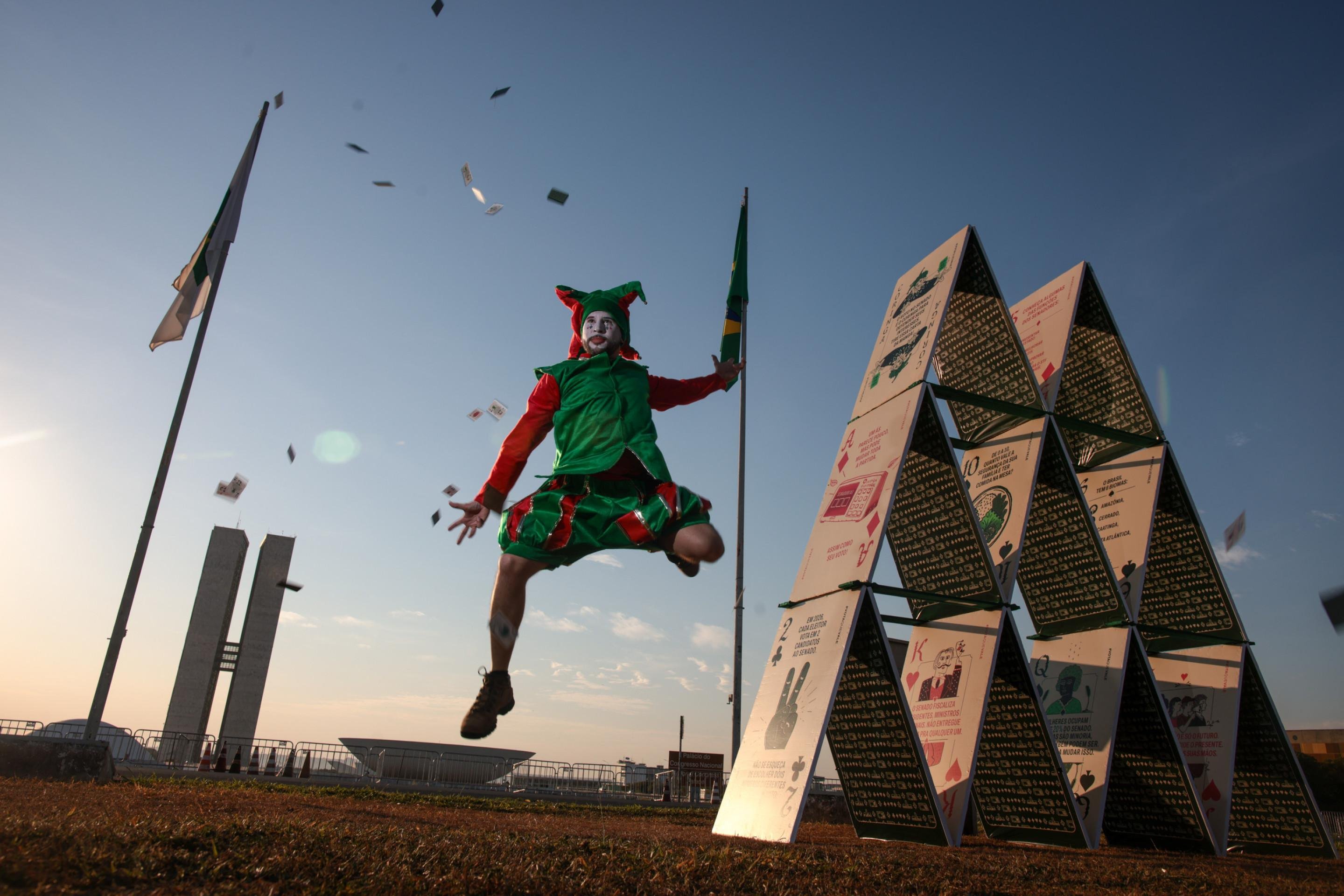 Greenpeace monta castelo de cartas gigantes em frente ao Congresso
