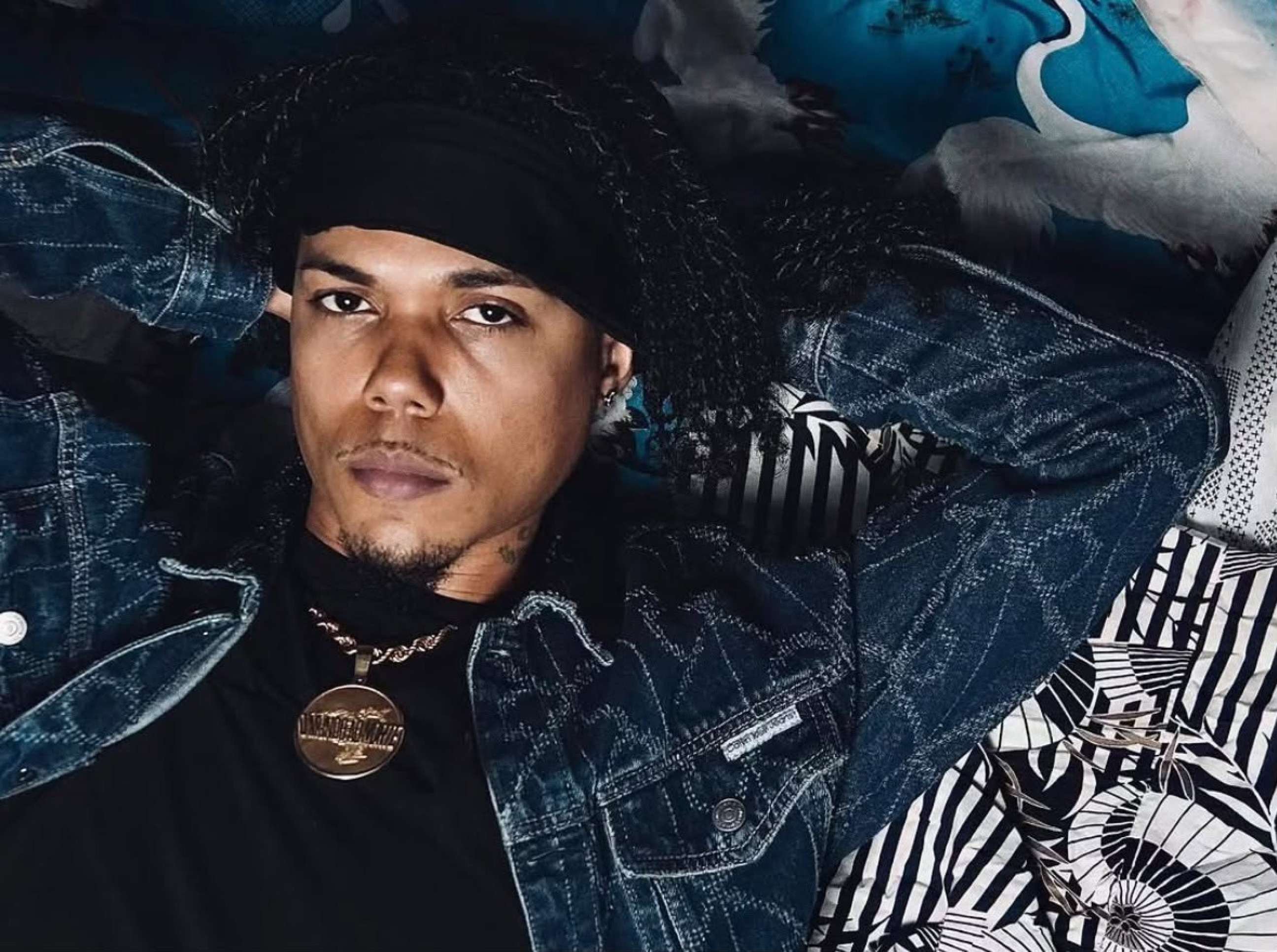 Tempo, casca e cura: Sant transforma as dores do passado no álbum de sua vida