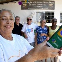 Maria Nazaré de Oliveira (com o celular) e os amigos José Ribamar (de preto), Antônio Paulino Vieira (de branco), Luiza Medeiros (de azul), Vera Maria Santos (de amarelo): todos nas urnas neste domingo para exercer a democracia. -  (crédito:  Marcelo Ferreira/CB/D.A Press)