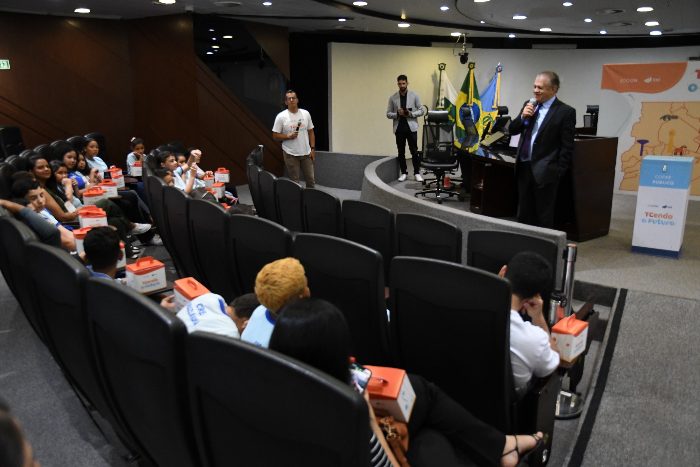 Alunos assumem o papel de gestores, conselheiros e auditores para descobrir, na pr&aacute;tica, como o dinheiro p&uacute;blico &eacute; arrecadado, utilizado e fiscalizado. &Eacute; o Projeto TCendo o futuro, do TCDF