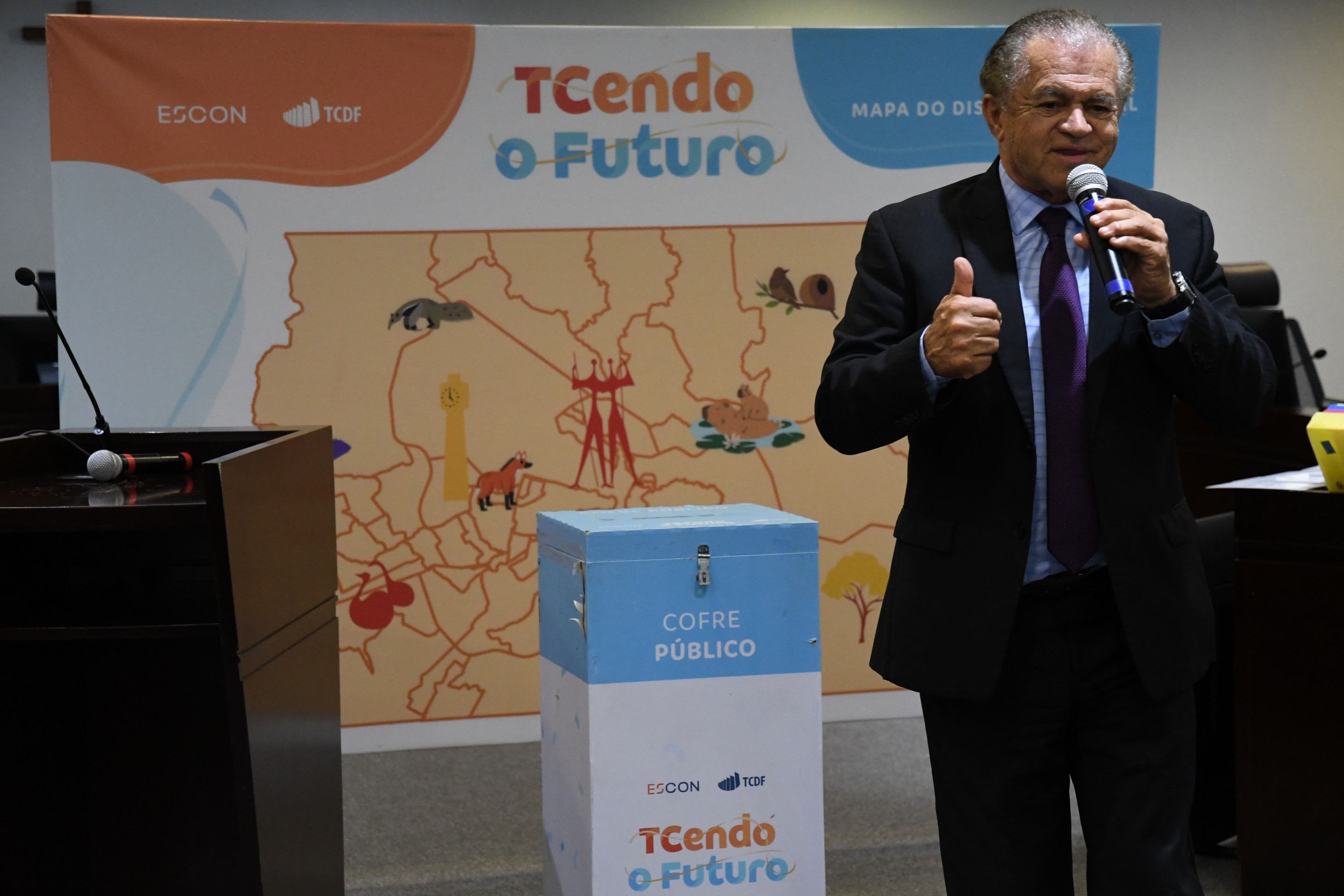 O presidente do TCDF, Manoel de Andrade, conversa com as crian&ccedil;as  