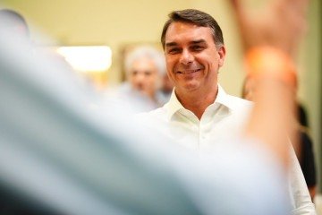 Mendonça atende Flávio e manda humorista remover post sobre Nossa Senhora - Vittor Sales/Divulgação Campanha Flávio Bolsonaro