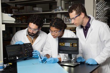 Ramy Ghanim (E), Joy Jackson e Alex Abramson testam um pequeno dispositivo implantável: equipamentos vestíveis usam a condutividade natural do corpo para enviar sinais elétricos - (crédito: Candler Hobbs, Instituto de Tecnologia da Geórgia/Divulgação ) Ramy Ghanim (E), Joy Jackson e Alex Abramson testam um pequeno dispositivo implantável: equipamentos vestíveis usam a condutividade natural do corpo para enviar sinais elétricos - (crédito: Candler Hobbs, Instituto de Tecnologia da Geórgia/Divulgação )