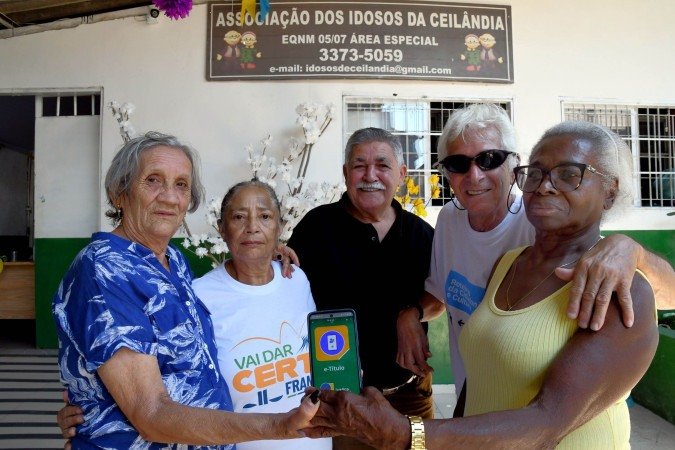  24/09/2026 Crédito: Marcelo Ferreira/CB/D.A Press. Brasil. Brasília - DF -  Idosos com idade acima de 70 anos que, apesar de não ser mais obrigatório, continuam a votar. Associação de Idosos de Ceilândia . José Ribamar Cardozo (bigode), Antônio Paulino Vieira (camisa branca), Luiza Medeiros Miranda (vestido azul), Vera Maria Santos (camisa amarela) e Maria Nazaré de Oliveira (camisa branca)