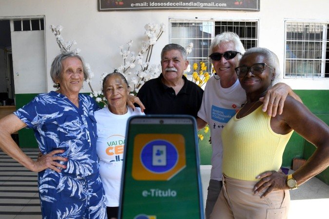  24/09/2026 Crédito: Marcelo Ferreira/CB/D.A Press. Brasil. Brasília - DF -  Idosos com idade acima de 70 anos que, apesar de não ser mais obrigatório, continuam a votar. Associação de Idosos de Ceilândia . José Ribamar Cardozo (bigode), Antônio Paulino Vieira (camisa branca), Luiza Medeiros Miranda (vestido azul), Vera Maria Santos (camisa amarela) e Maria Nazaré de Oliveira (camisa branca)