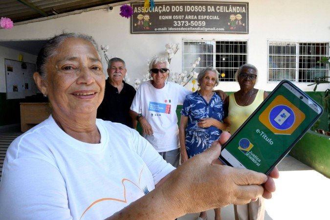 Maria Nazaré de Oliveira (com o celular) e os amigos José Ribamar (de preto), Antônio Paulino Vieira (de branco), Luiza Medeiros (de azul), Vera Maria Santos (de amarelo): todos nas urnas neste domingo para exercer a democracia. - (crédito: Marcelo Ferreira/CB/D.A Press)
Maria Nazaré de Oliveira (com o celular) e os amigos José Ribamar (de preto), Antônio Paulino Vieira (de branco), Luiza Medeiros (de azul), Vera Maria Santos (de amarelo): todos nas urnas neste domingo para exercer a democracia. - (crédito: Marcelo Ferreira/CB/D.A Press)