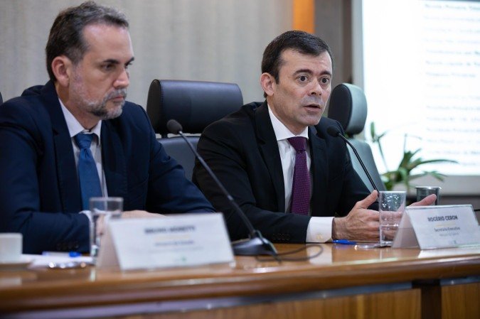 O ministro Moretti (E), do Planejamento, e o secretário Ceron, da Fazenda, garantiram que o governo vai cumprir a meta fiscal - (crédito: Washington Costa/MF) O ministro Moretti (E), do Planejamento, e o secretário Ceron, da Fazenda, garantiram que o governo vai cumprir a meta fiscal - (crédito: Washington Costa/MF)