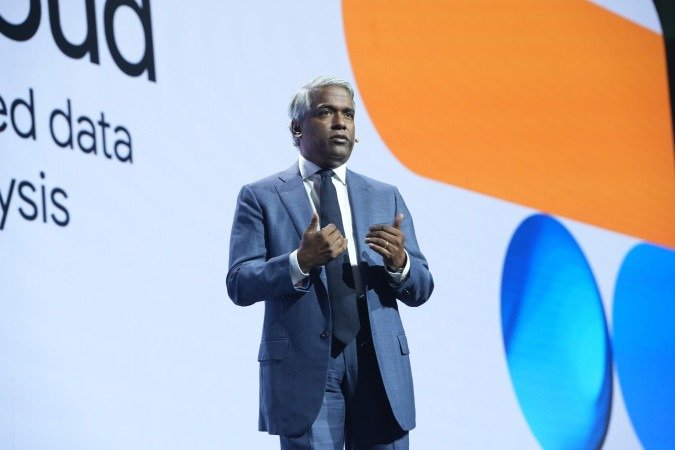 Thomas Kurian, CEO mundial do Google Cloud, durante apresentação no Google Cloud Summit Brasil 2026, nesta quinta-feira em São Paulo
- (crédito: Felipe Maaker/Divulgação/Google) Thomas Kurian, CEO mundial do Google Cloud, durante apresentação no Google Cloud Summit Brasil 2026, nesta quinta-feira em São Paulo
- (crédito: Felipe Maaker/Divulgação/Google)