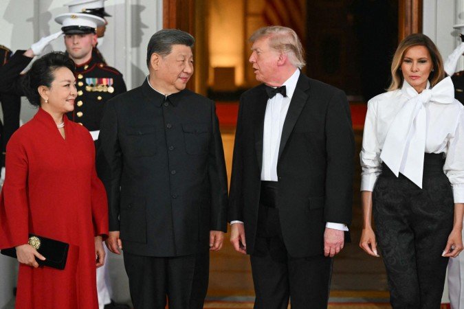 Donald e Melania Trump recebem o primeiro-casal chinês para o banquete de Estado: cardápio sofisticado, com os executivos das big techs à mesa - (crédito: Saul Loeb/AFP) Donald e Melania Trump recebem o primeiro-casal chinês para o banquete de Estado: cardápio sofisticado, com os executivos das big techs à mesa - (crédito: Saul Loeb/AFP)