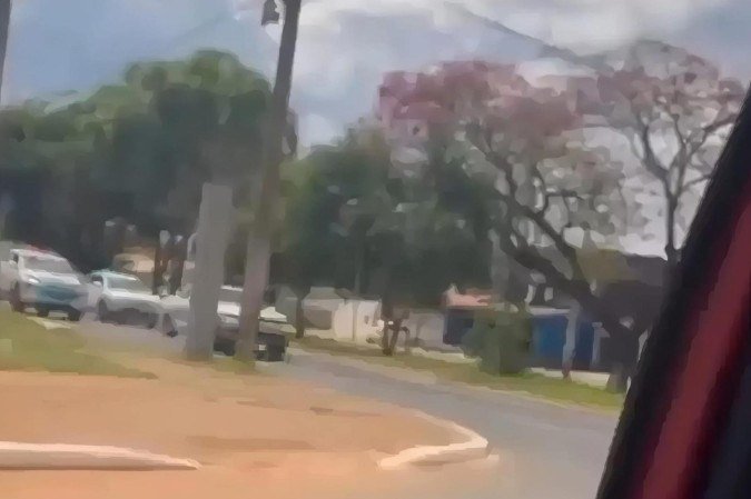 Perseguição entre o suspeito do furto e a polícia nas ruas de Ceilândia - (crédito: Divulgação/PMDF) Perseguição entre o suspeito do furto e a polícia nas ruas de Ceilândia - (crédito: Divulgação/PMDF)
