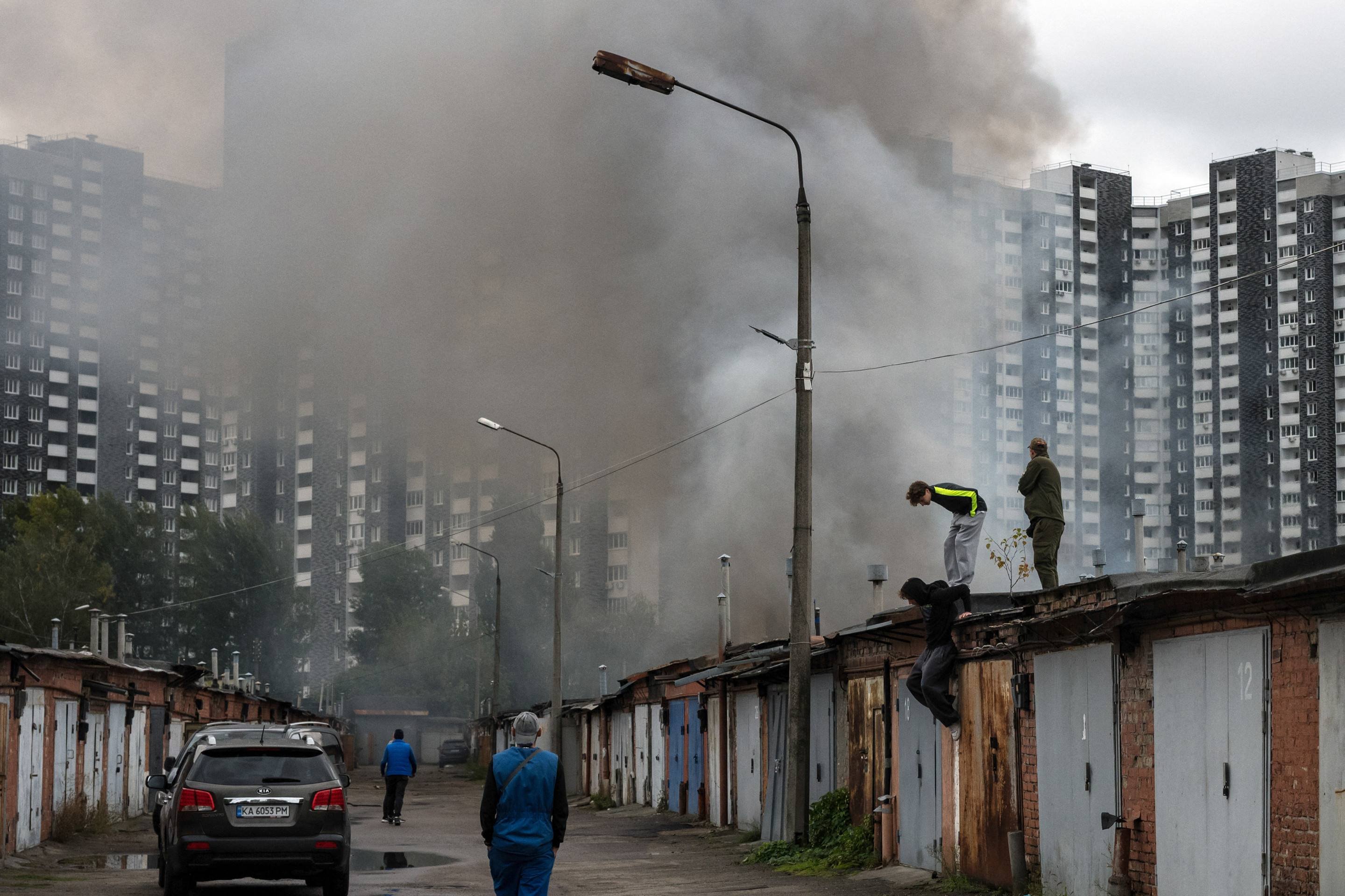 Ataques deixam oito mortos na Ucrânia e atingem maternidade em Kiev