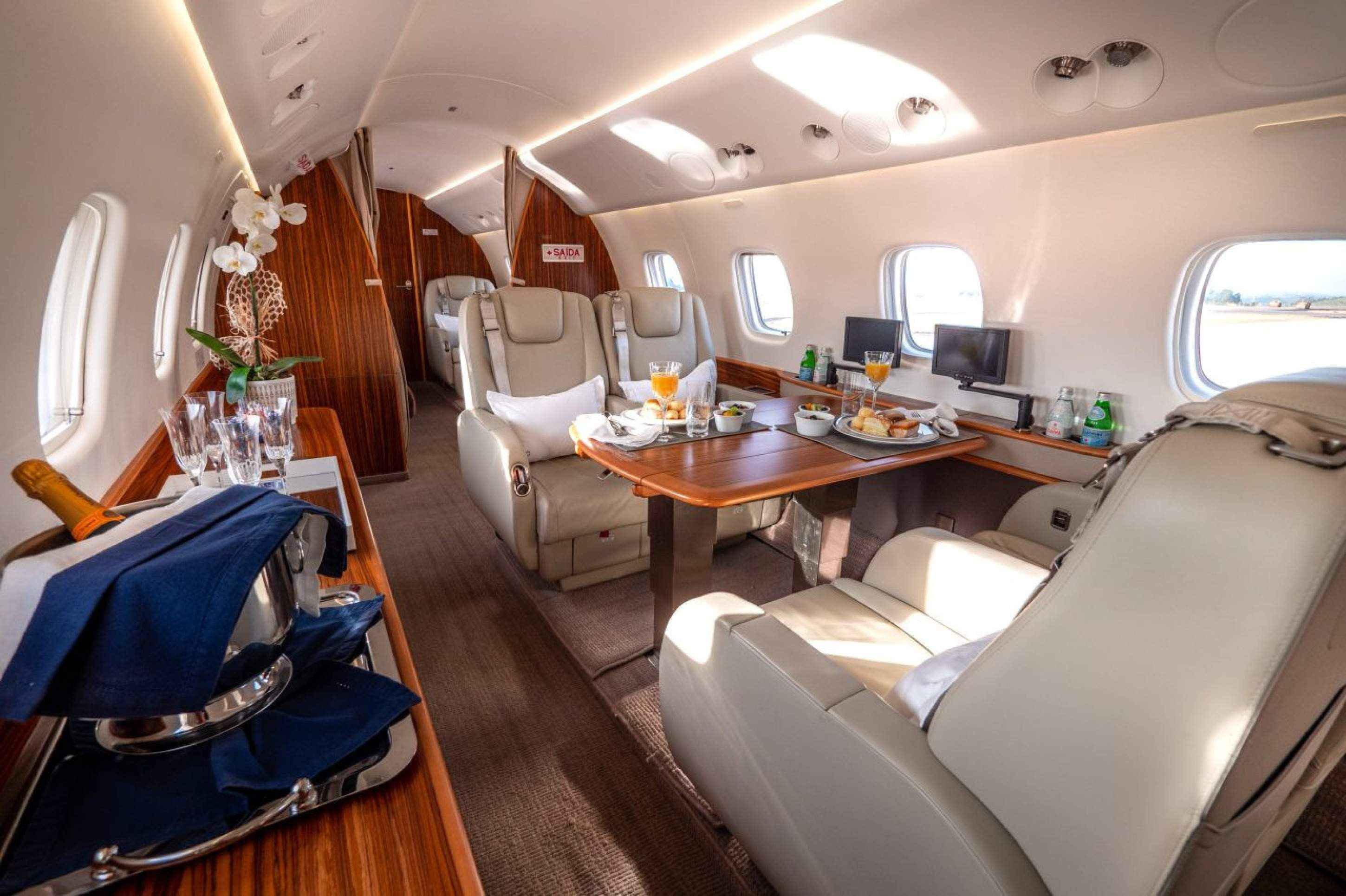 O Legacy 650 &eacute; um jato executivo produzido pela Embraer. O modelo tem autonomia para voos de longa dist&acirc;ncia, capacidade para at&eacute; 13 passageiros e tr&ecirc;s tripulantes e dois motores Rolls-Royce AE 3007A2