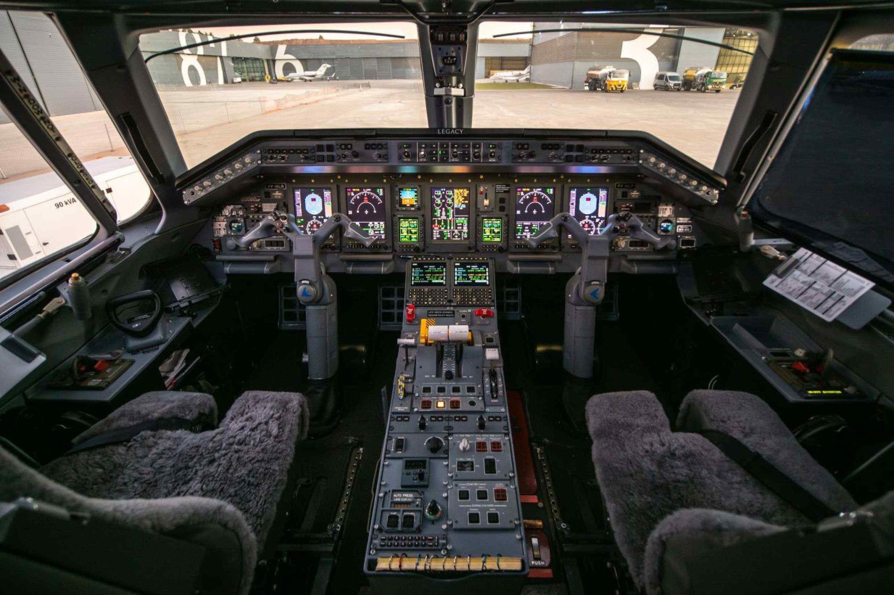 O Legacy 650 &eacute; um jato executivo produzido pela Embraer. O modelo tem autonomia para voos de longa dist&acirc;ncia, capacidade para at&eacute; 13 passageiros e tr&ecirc;s tripulantes e dois motores Rolls-Royce AE 3007A2
