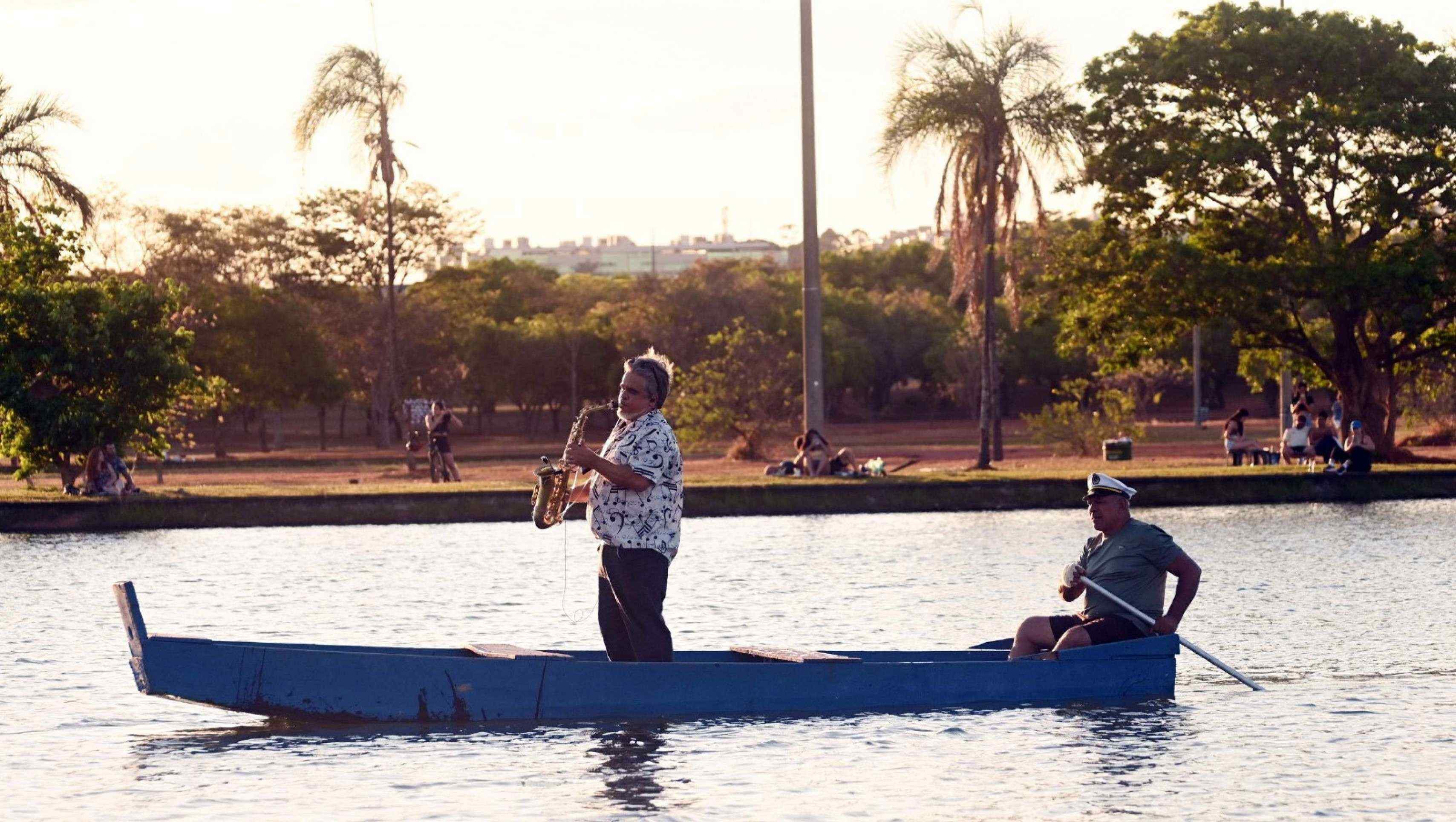  O projeto P&ocirc;r do Sol no Parque acontece nas margens do lago pr&oacute;ximo ao estacionamento 11 do Parque da Cidade, maior parque urbano do Brasil, desde maio de 2024, quando a chuva d&aacute; as tr&eacute;guas em Bras&iacute;lia 