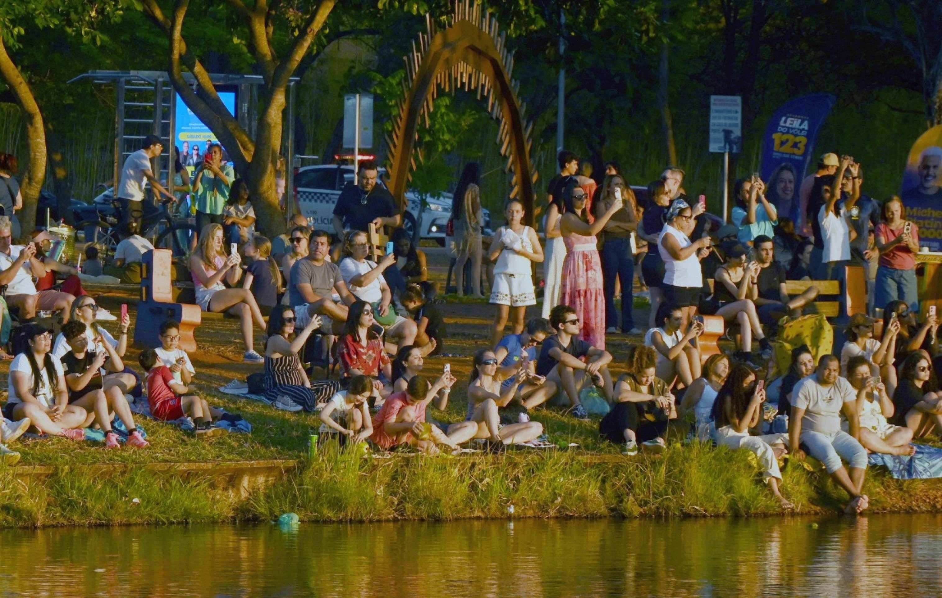  O projeto P&ocirc;r do Sol no Parque acontece nas margens do lago pr&oacute;ximo ao estacionamento 11 do Parque da Cidade, maior parque urbano do Brasil, desde maio de 2024, quando a chuva d&aacute; as tr&eacute;guas em Bras&iacute;lia 