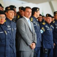 Depois de participar da cerimônia de formação de praças da PM-RJ, Flávio negou que pretenda ressuscitar PL que retira título de Nossa Senhora -  (crédito: Vittor Sales/Campanha Flávio Bolsonaro)