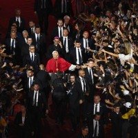 O pontífice na vigília com 80 mil jovens no mítico Stade de France, no subúrbio da capital: recepção de popstar -  (crédito: Julien de Rosa/AFP)