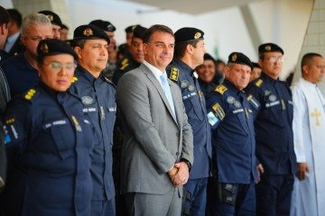 Depois de participar da cerimônia de formação de praças da PM-RJ, Flávio negou que pretenda ressuscitar PL que retira título de Nossa Senhora - (crédito: Vittor Sales/Campanha Flávio Bolsonaro) Depois de participar da cerimônia de formação de praças da PM-RJ, Flávio negou que pretenda ressuscitar PL que retira título de Nossa Senhora - (crédito: Vittor Sales/Campanha Flávio Bolsonaro)