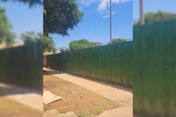 Cerca impede moradores de entrarem na quadra poliesportiva da QNN 3 de Ceil&acirc;ndia Norte -  (crédito: Jos&eacute; Ghesti/CB/DA Press)